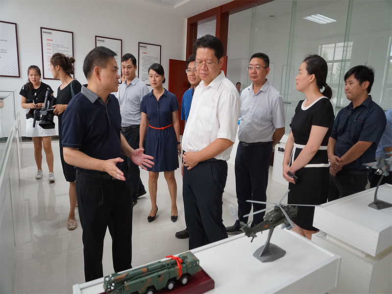 2016年8月14日萍鄉(xiāng)市委常委、區(qū)委書(shū)記黃萬(wàn)林一行視察江西省標(biāo)頂科技有限公司